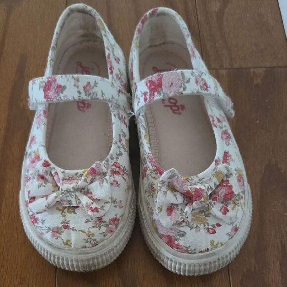 Jellypop Other - Jellypop White and Pink Dress Shoes with Floral Design